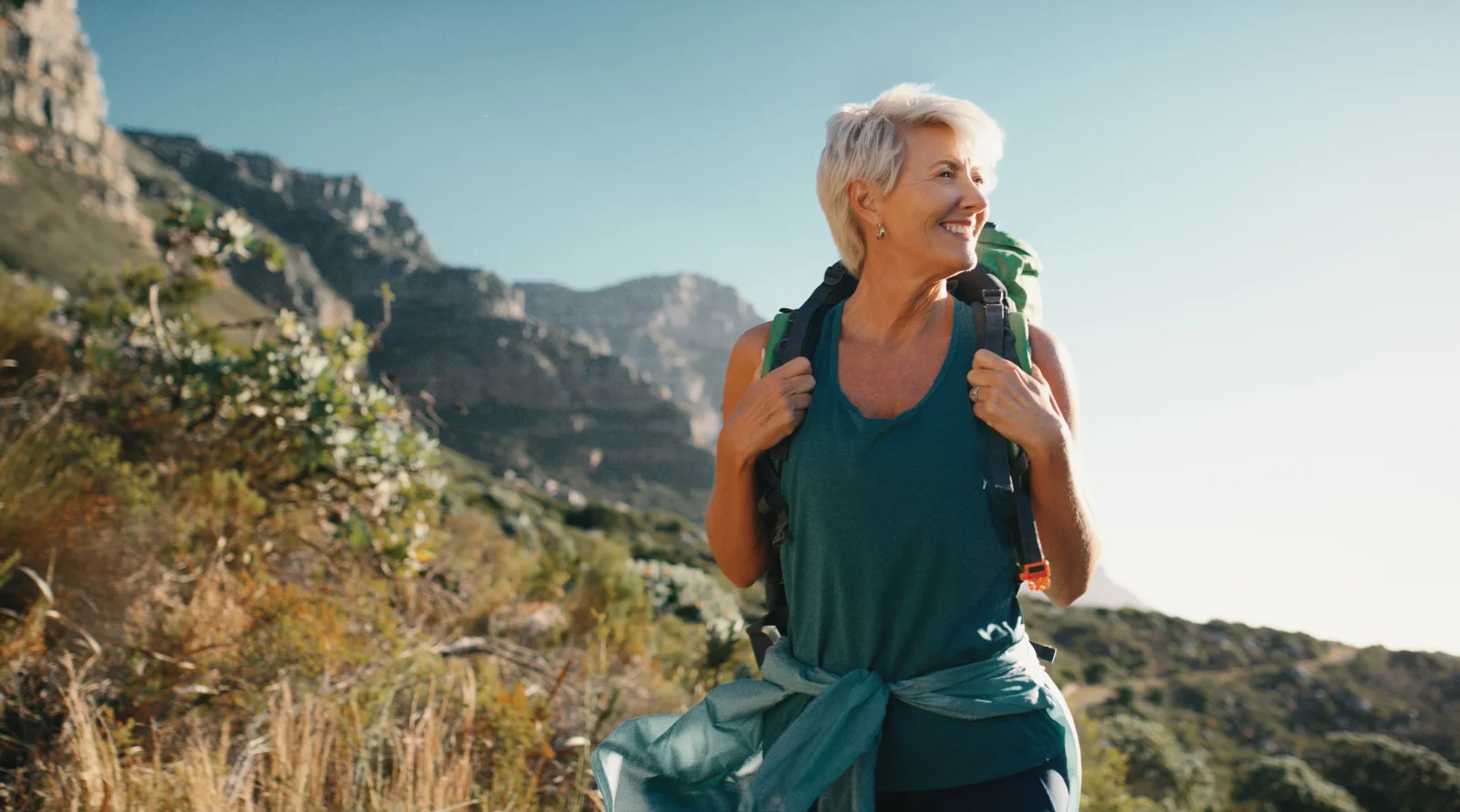 Donna con sorriso nella natura per un'avventura all'aria aperta