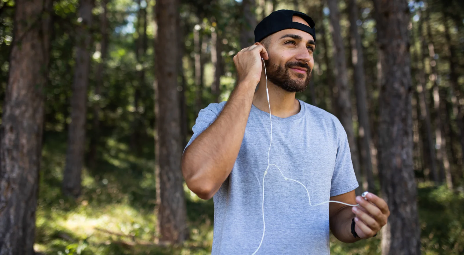 Uomo che si riposa dopo l'allenamento ascoltando musica